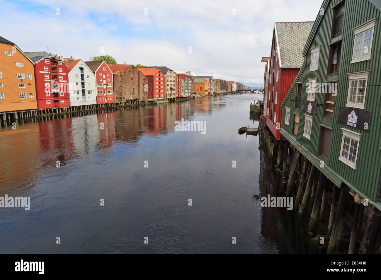 Almacenes de madera coloridas en muelles junto al río Nidelva, Trondheim, Sor-Trondelag, Noruega, Escandinavia, Europa Foto de stock