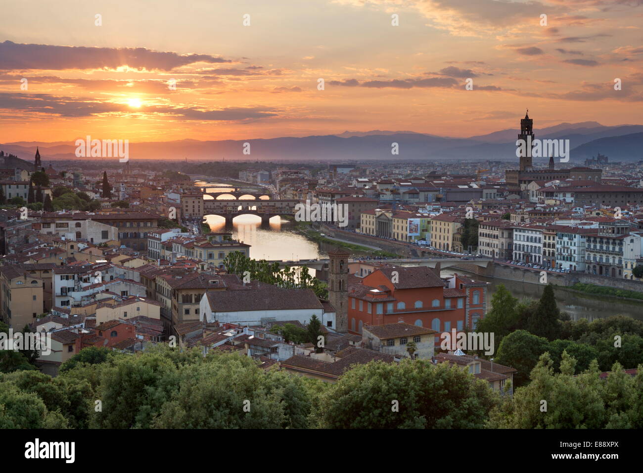 Florencia con el Ponte Vecchio y el Palazzo Vecchio de Florencia, Piazza Michelangelo, sitio UNESCO, Toscana, Italia Foto de stock