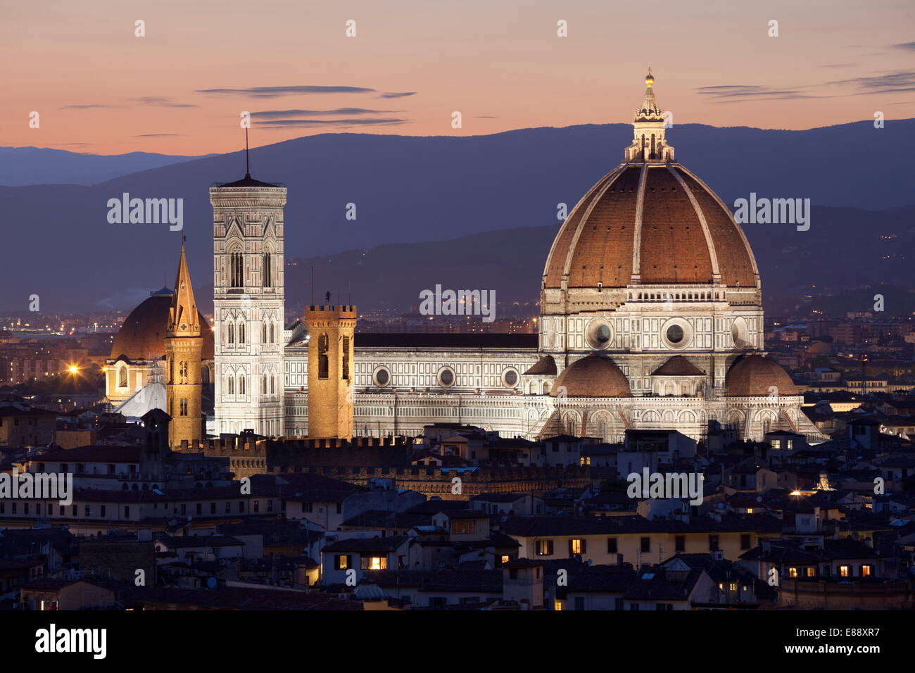 En la noche del Duomo de Florencia, Piazza Michelangelo, Sitio del Patrimonio Mundial de la UNESCO, en la Toscana, Italia, Europa Foto de stock