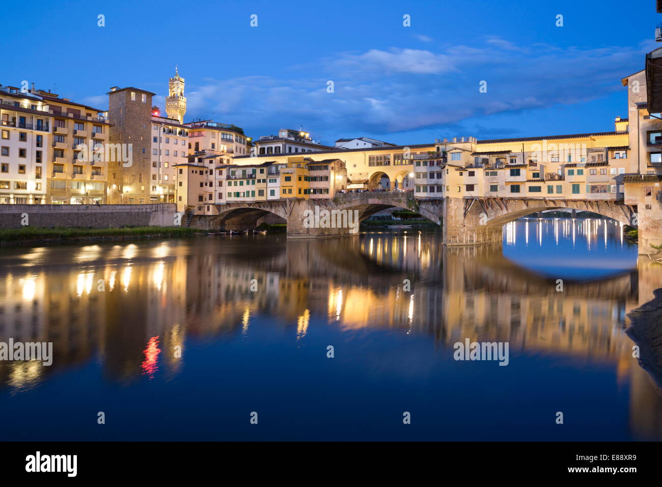 Ponte Vecchio y del río Arno, al anochecer, Florencia, Sitio del Patrimonio Mundial de la UNESCO, en la Toscana, Italia, Europa Foto de stock