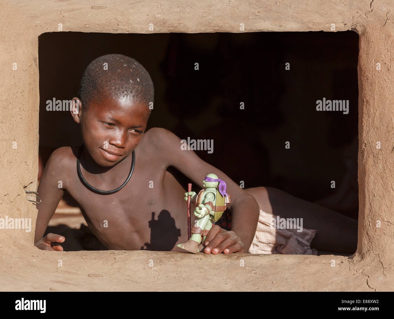 Himbas muchacho con juguete, Kaokoland, Namibia, África Foto de stock