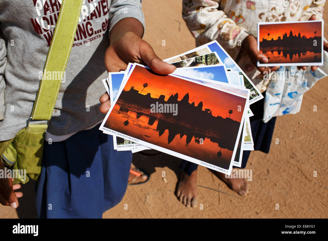 Niños que venden postales en Angkor Wat, Camboya Foto de stock