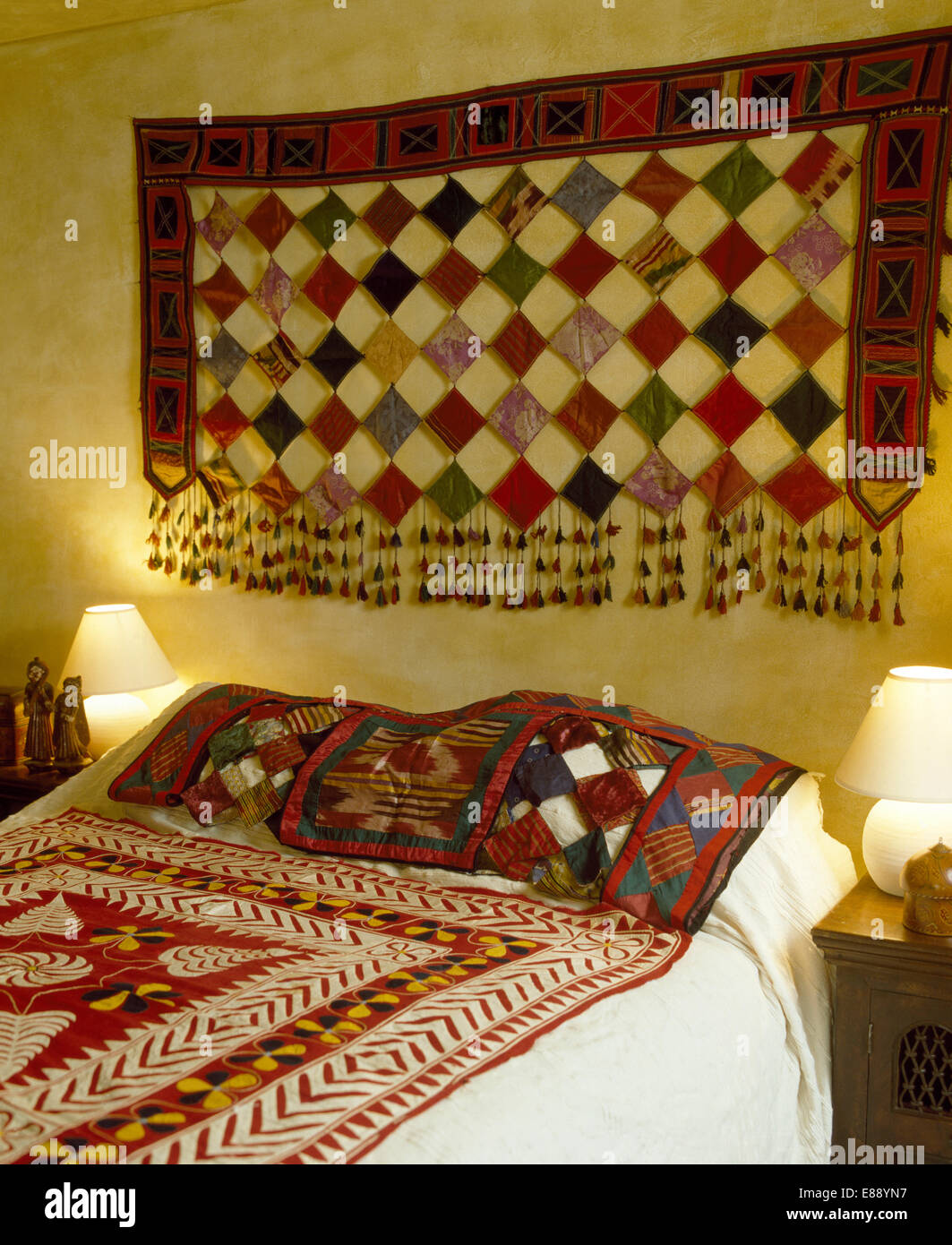 Patchwork en la pared para colgar en la pared encima de la cama con colchas  de retazos indio en dormitorio de estilo étnico Fotografía de stock - Alamy