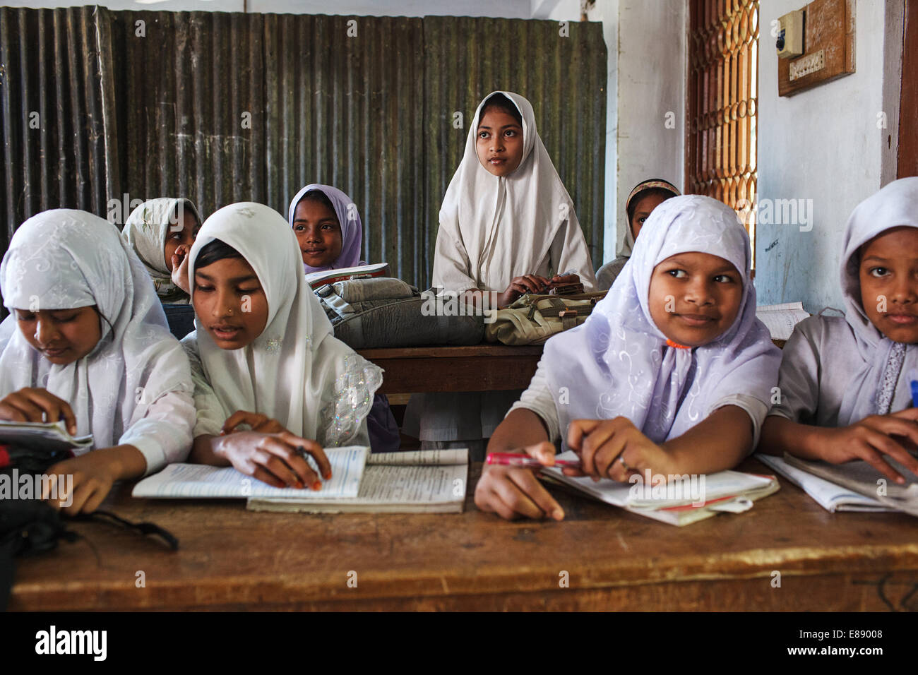 Chicas jóvenes en un aula de una escuela islámica en Bandarban, Bangladesh. Foto de stock