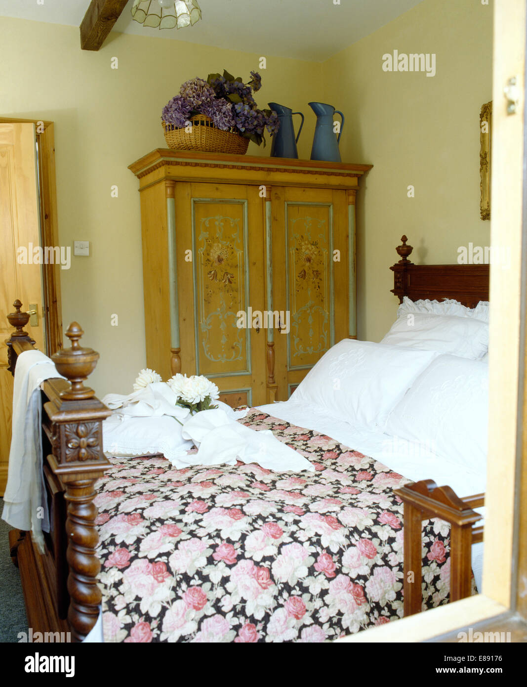Armario ropero en la alcoba junto a la chimenea en dormitorio pequeño con  telas edredón de la cama de metal Fotografía de stock - Alamy