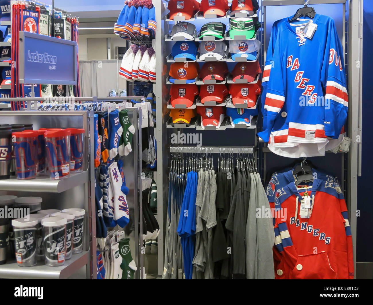 Equipos deportivos profesionales de la marca, Presentación de productos, los grandes almacenes Macy's Herald Square, en la ciudad de Nueva York Foto de stock