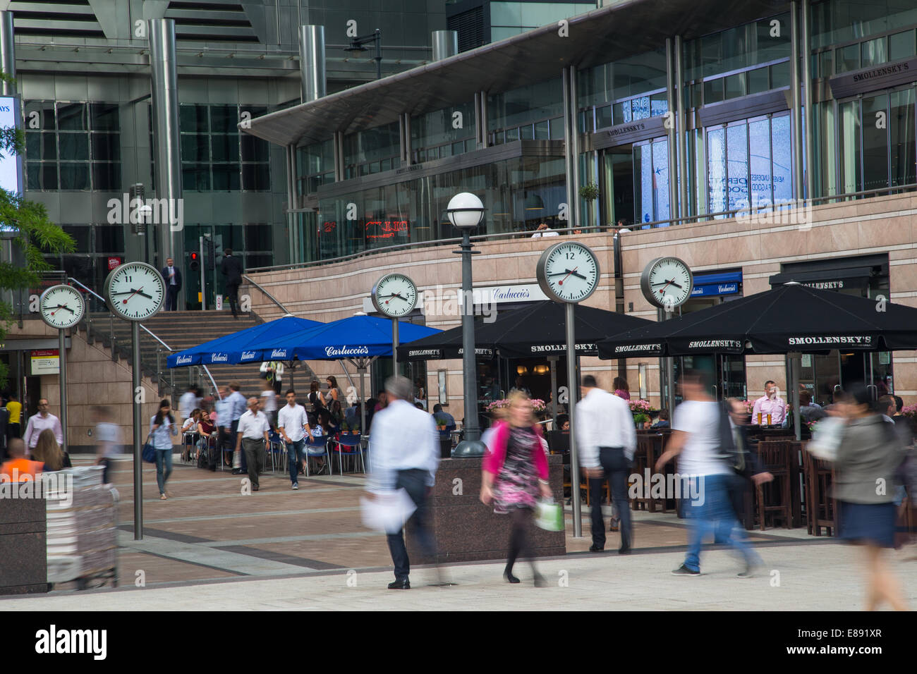 El Concourse en Canary Wharf, mostrando gente de negocios disfrutando de un paseo a la hora del almuerzo Foto de stock