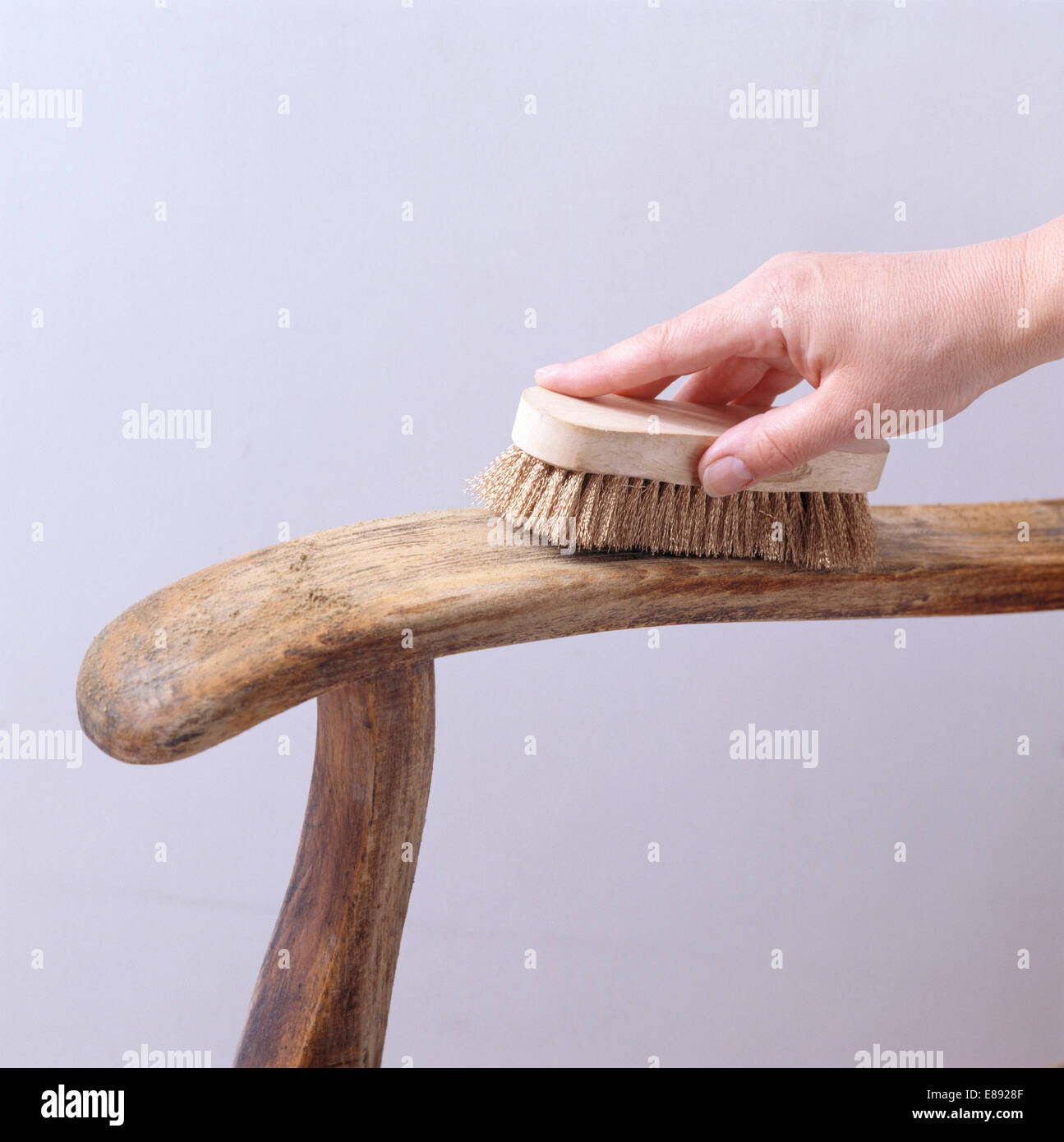 Close-up de mano con cepillo para frotar silla de madera después de quitar  el barniz Fotografía de stock - Alamy