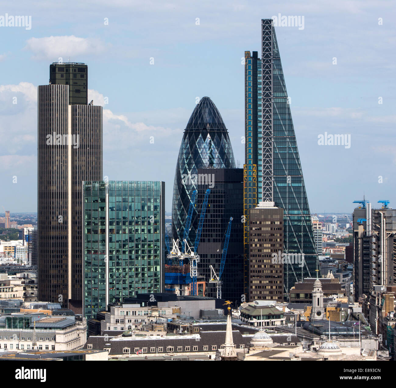 La ciudad de Londres mostrando 42,la torre y el pepinillo Cheesegrater Foto de stock