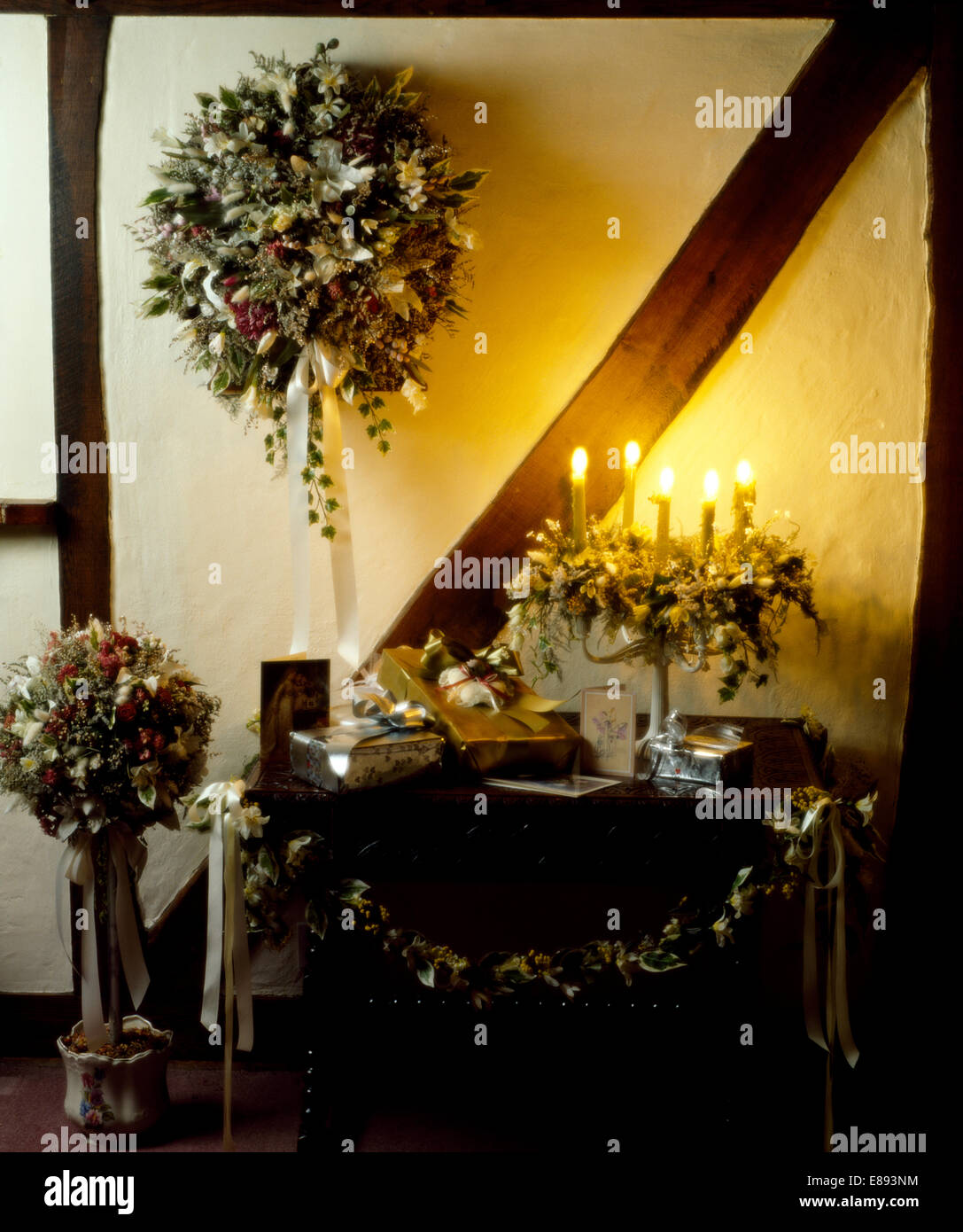 Guirnalda de flores secas y decoración en país hall decorado para la  Navidad con velas de mesa de consola Fotografía de stock - Alamy