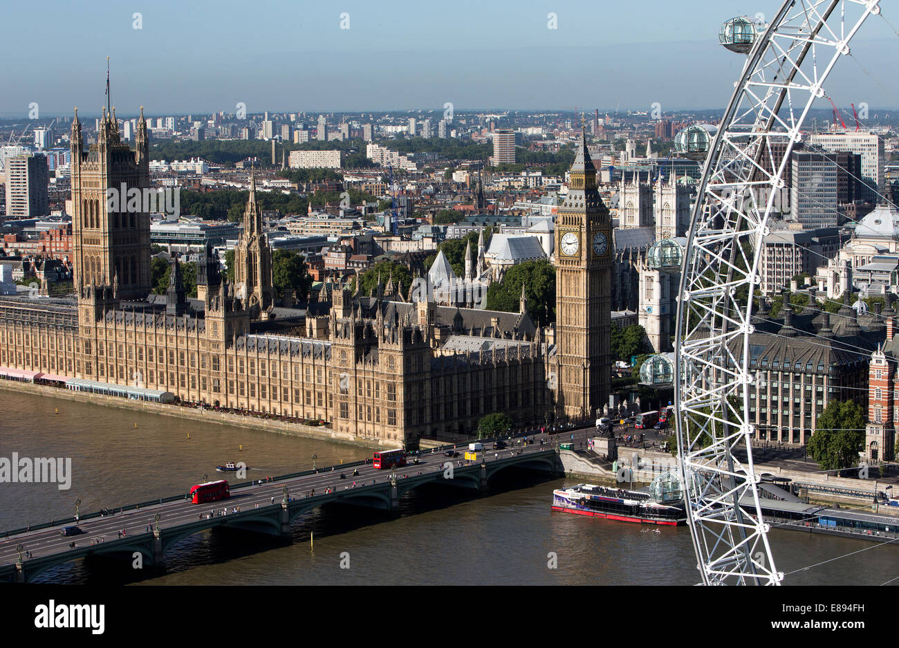 Las casas de Elizabeth Westminster-The Parliament-The Palacio de Torre con el Big Ben, la Cámara de los Comunes y la Cámara de los Lores Foto de stock