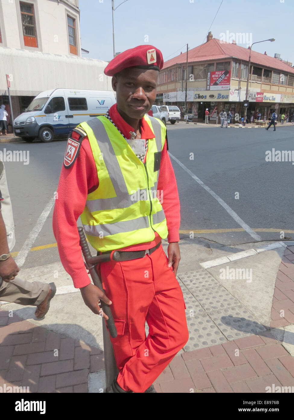 Guardia de seguridad privada de la empresa Alerta Roja en Johannesburgo, Sudáfrica. Foto Tony Gale Foto de stock