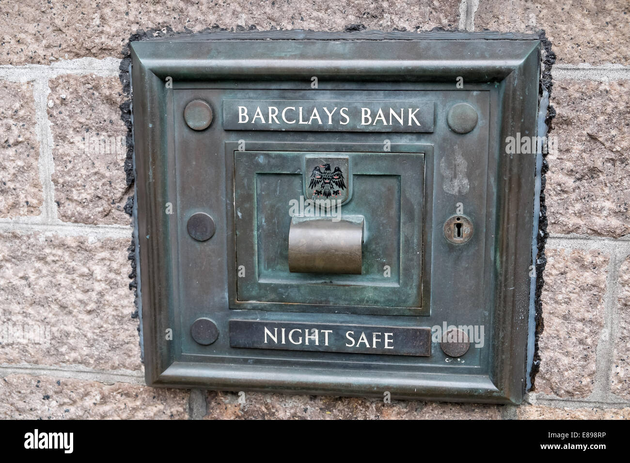 Un Tipico Britanico Barclay S Bank Metal Conjunto Seguro De Noche