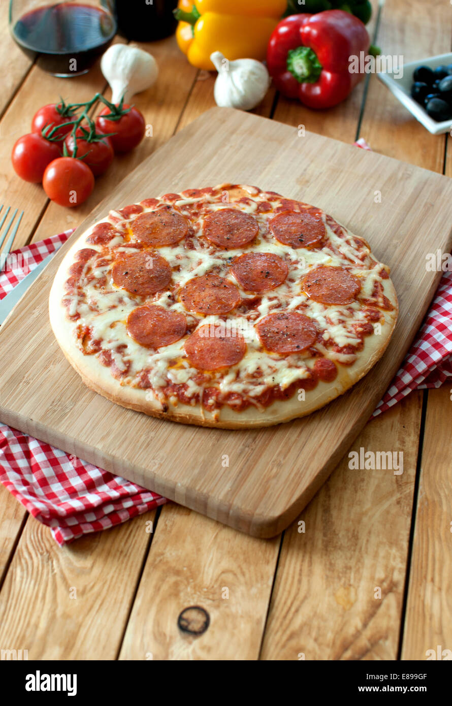 Deliciosa pizza italiana con queso mozzarella derretido Foto de stock