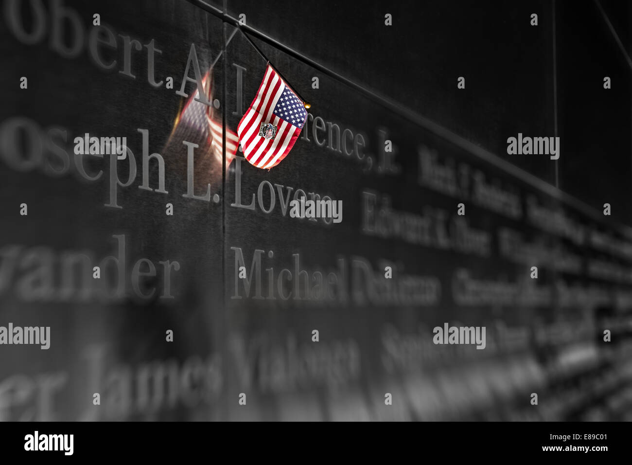 La bandera americana se deja como un símbolo de recuerdo al cielo vacío Memorial en Liberty State Park en Nueva Jersey. Foto de stock