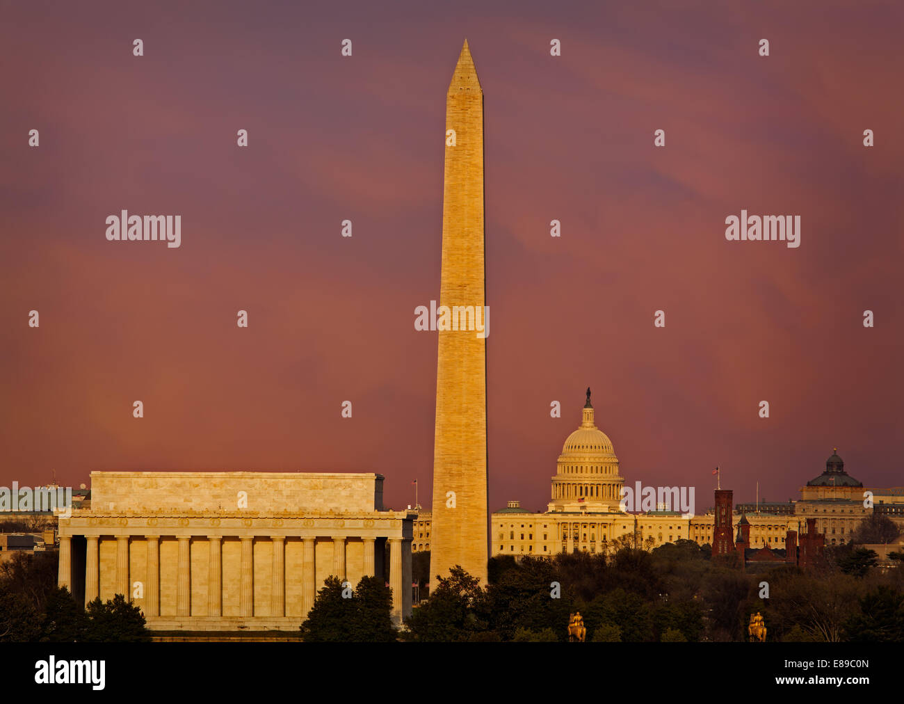 Una vista del Monumento a Lincoln, el Monumento a Washington y el Edificio del Capitolio de los Estados Unidos en Washington DC durante la puesta de sol. Foto de stock