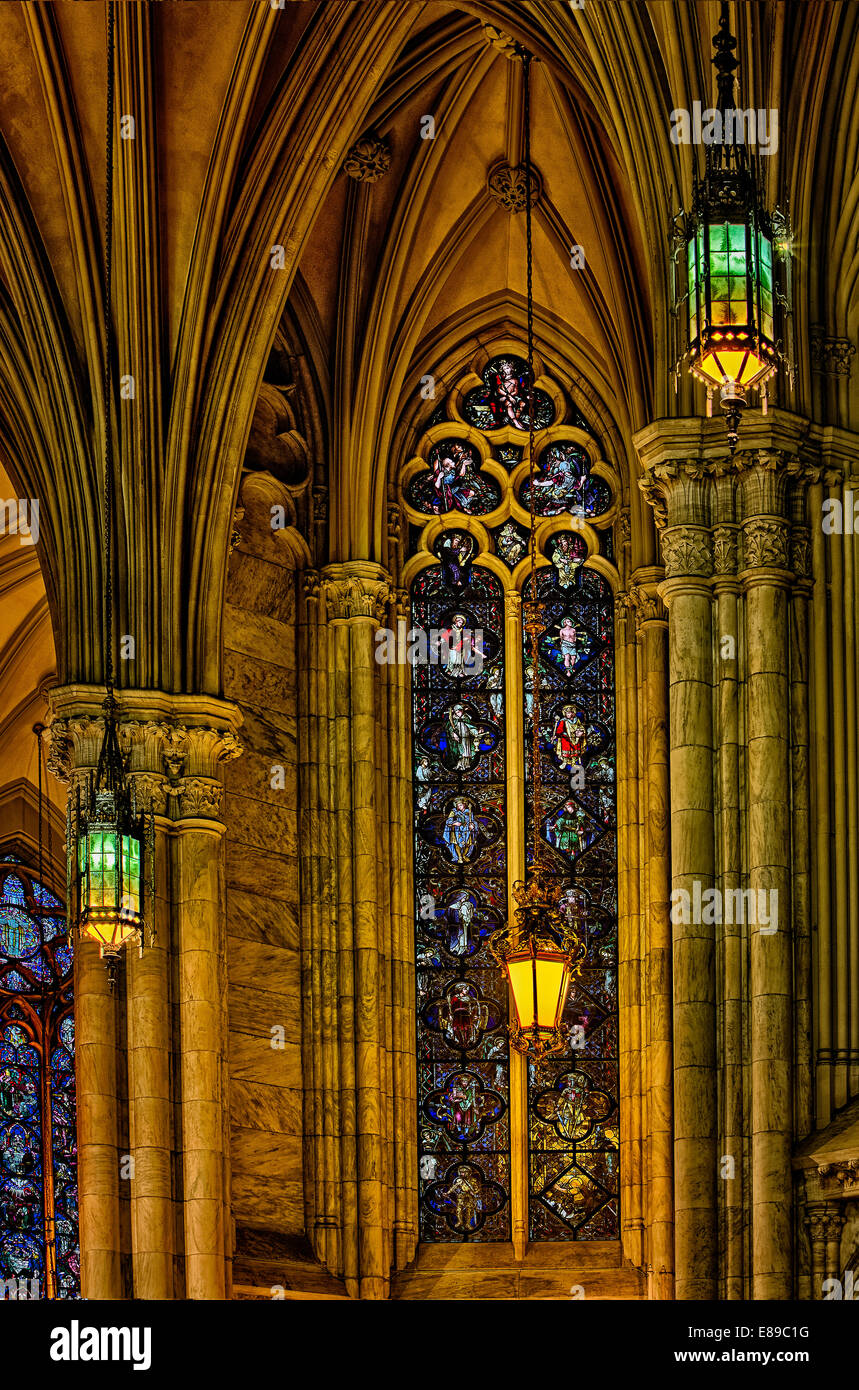 Ventanas de vidrio sostenido y apliques de luz a la arquitectura de estilo neogótico de la Catedral de San Patricio. Foto de stock