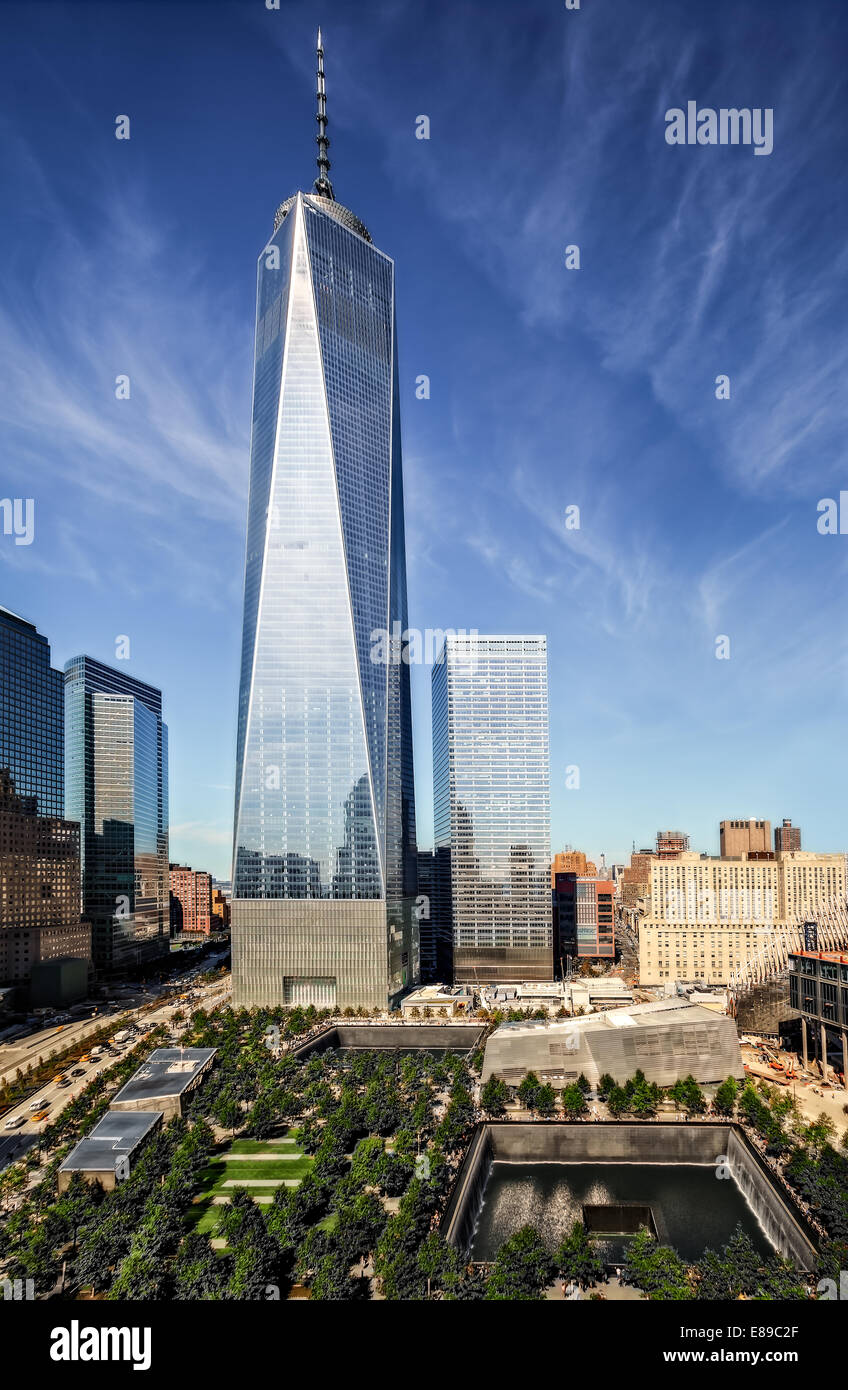 Vista superior de One World Trade Center y el Memorial 911 piscinas reflejando en el Bajo Manhattan, Ciudad de Nueva York. Foto de stock