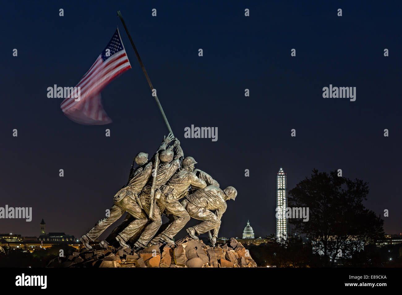 El Memorial Iwo Jima Marines - el Marine Corps War Memorial también llamado el Iwo Jima Memorial en Arlington, Virginia, Estados Unidos con el edificio del Capitolio y el Monumento Washington en el fondo. Foto de stock