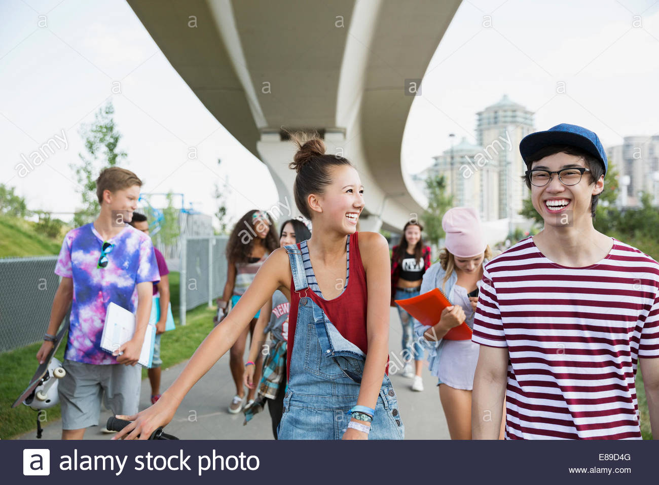 Laughing adolescentes caminando Foto de stock