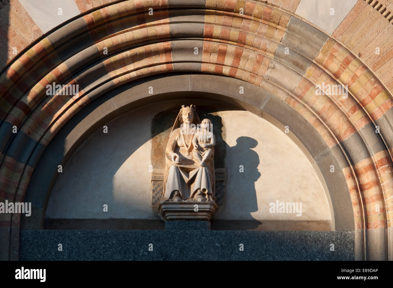 Italia, Lombardía, Crema, Detalle fachada Catedral, Estatua de la Virgen María con el Niño Jesús, siglo 14 Foto de stock