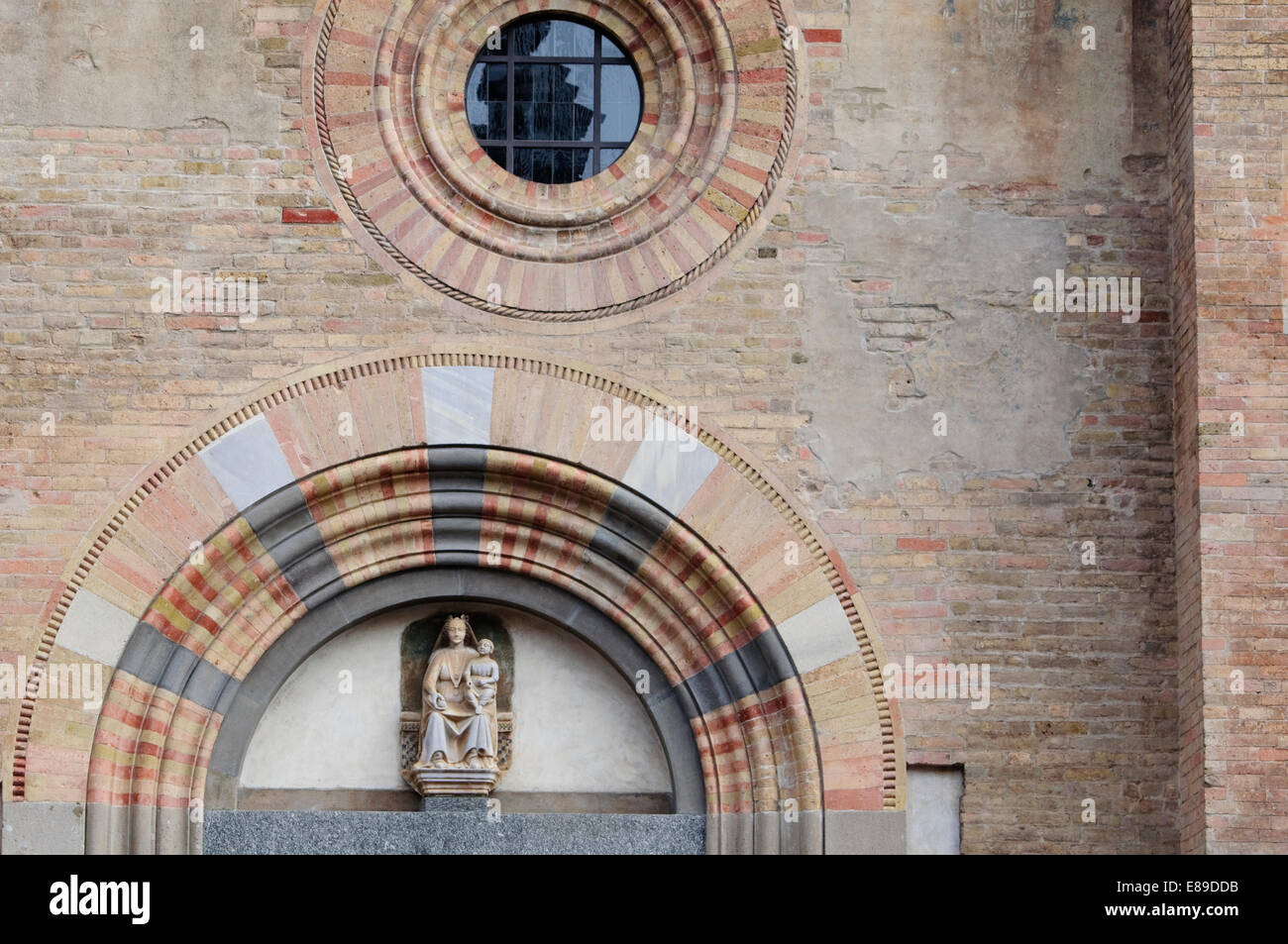 Italia, Lombardía, Crema, Detalle de la fachada de la Catedral, la Estatua de la Virgen María con el Niño Jesús. Siglo 14. Foto de stock