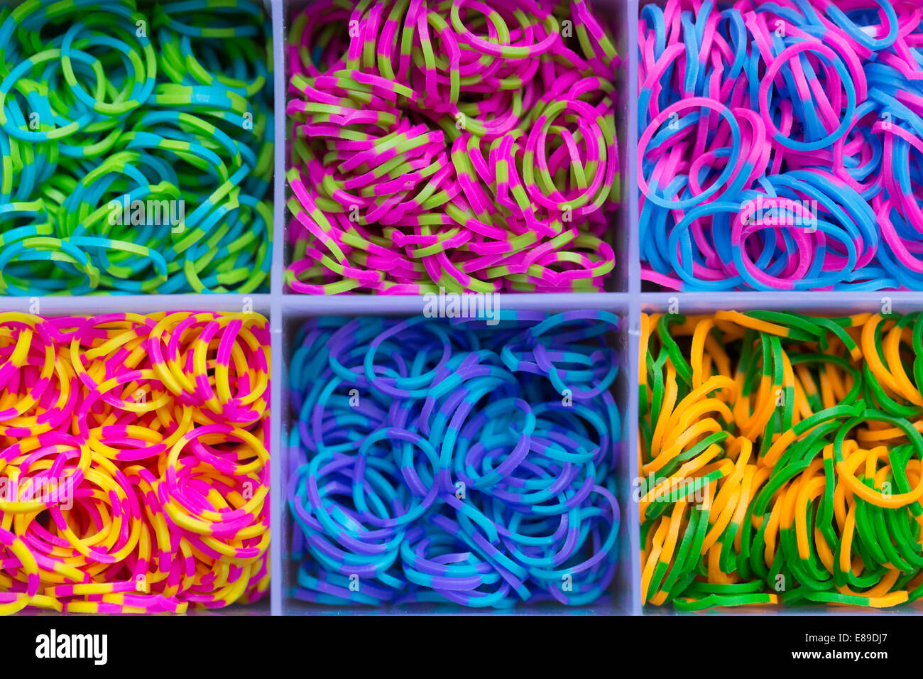 Bandas de telar de colores brillantes en un cuadro Foto de stock