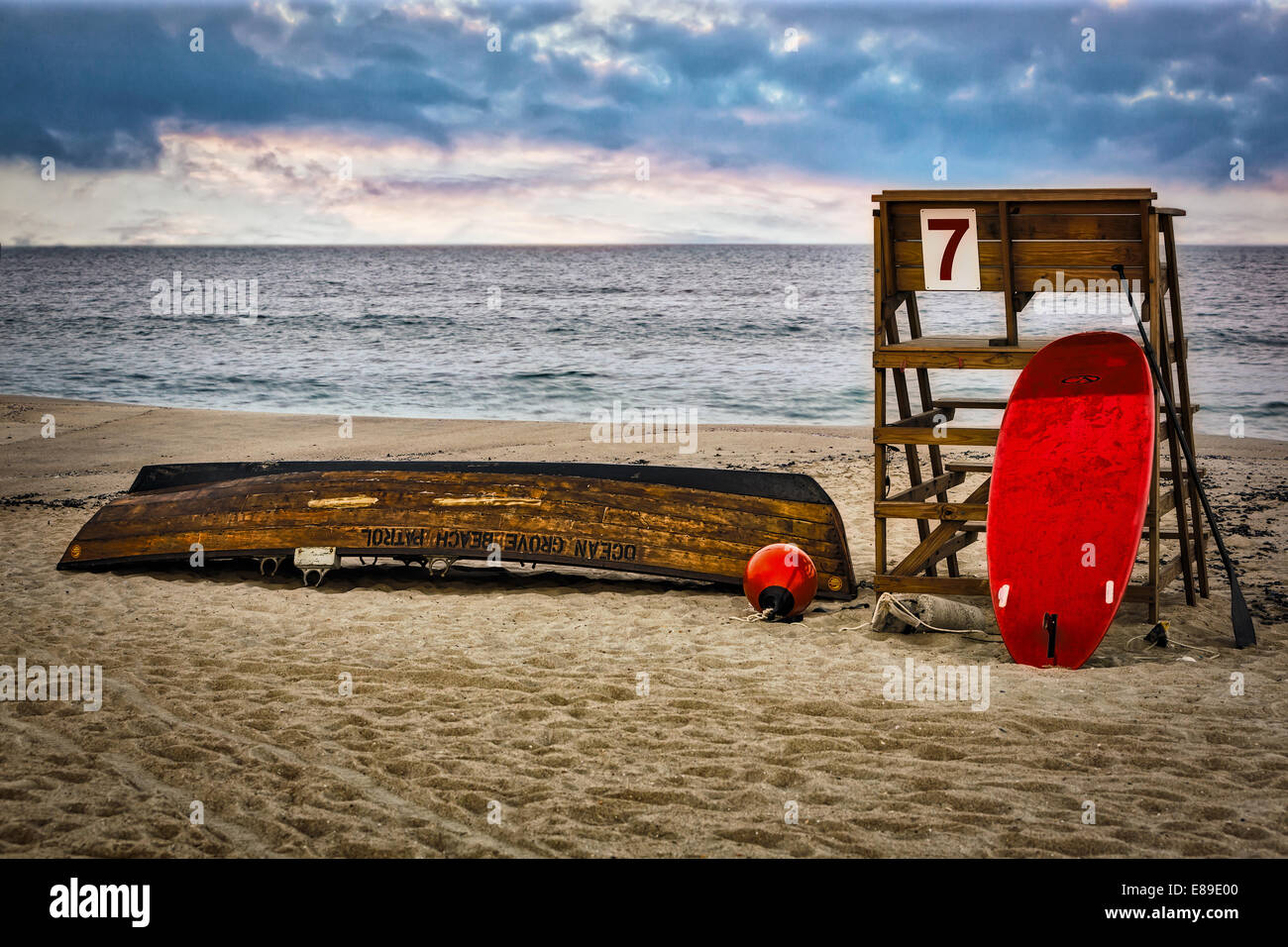 Ocean Grove Beach, Nueva Jersey - El socorrista stand, tabla de surf de madera y Ocean Grove Playa Canoa de patrulla por la costa en un hermoso día de verano. Ocean Grove en la costa de Jersey playa fue votado uno de los 15 mejores del mundo por Fodor's Travel para 2014. Foto de stock