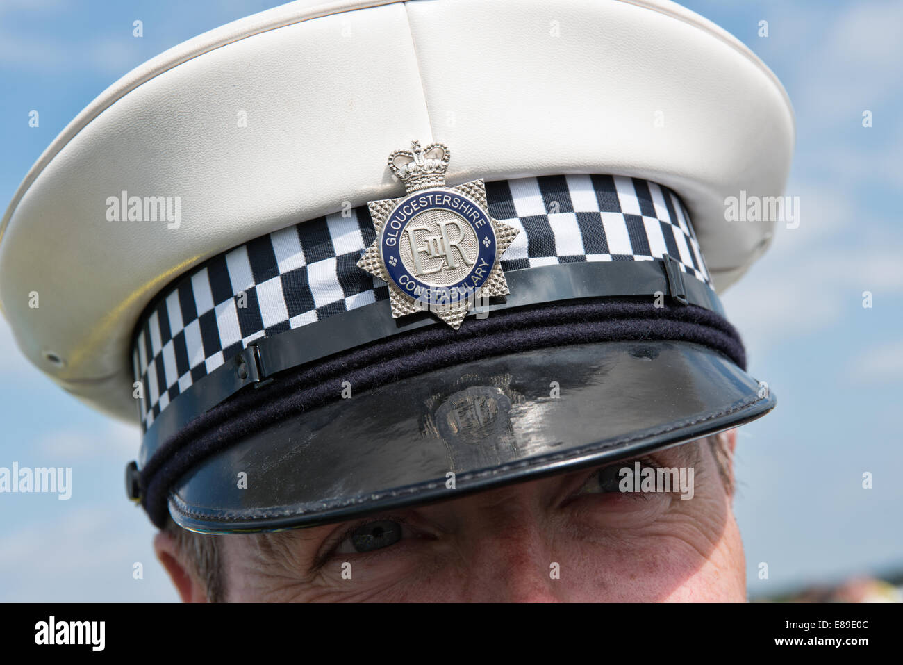 Cómo se llama la gorra de policía?, este es el nombre correcto