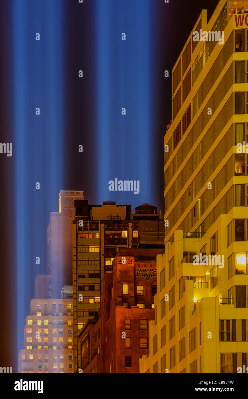 Dos haces de luz brillando en el cielo nocturno durante el World Trade Center el 11 de septiembre, un homenaje en la Ciudad de Nueva York. Foto de stock