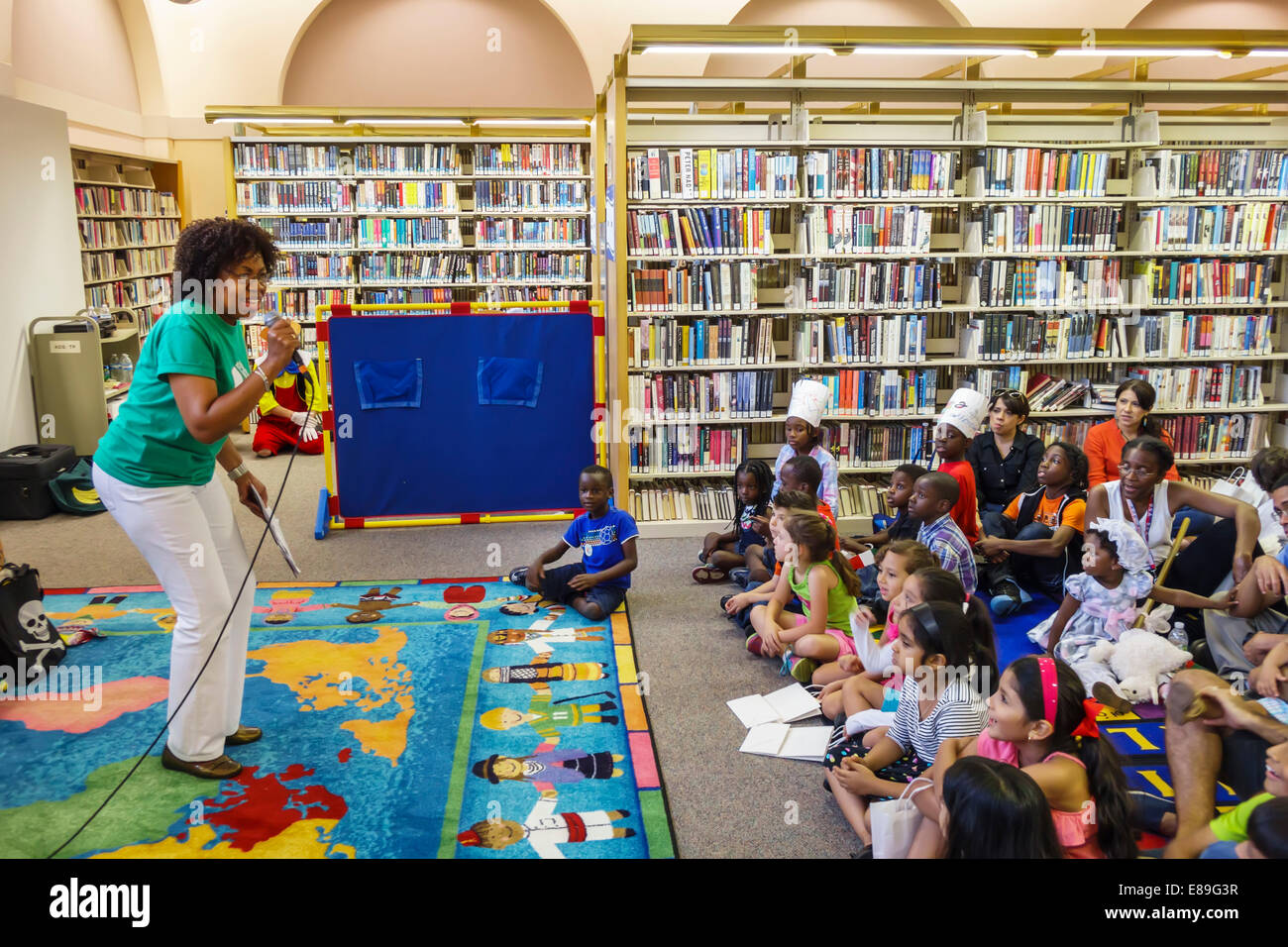 Miami Florida, Biblioteca Pública Miami-Dade, Festival Anual de la Familia de Arte Internacional de Historias, interior gratuito, mujer negra mujeres, hablar, micro Foto de stock