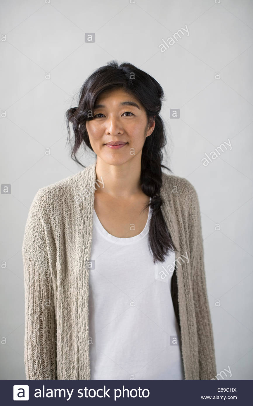 Retrato de mujer casual con cabello negro trenzado Foto de stock