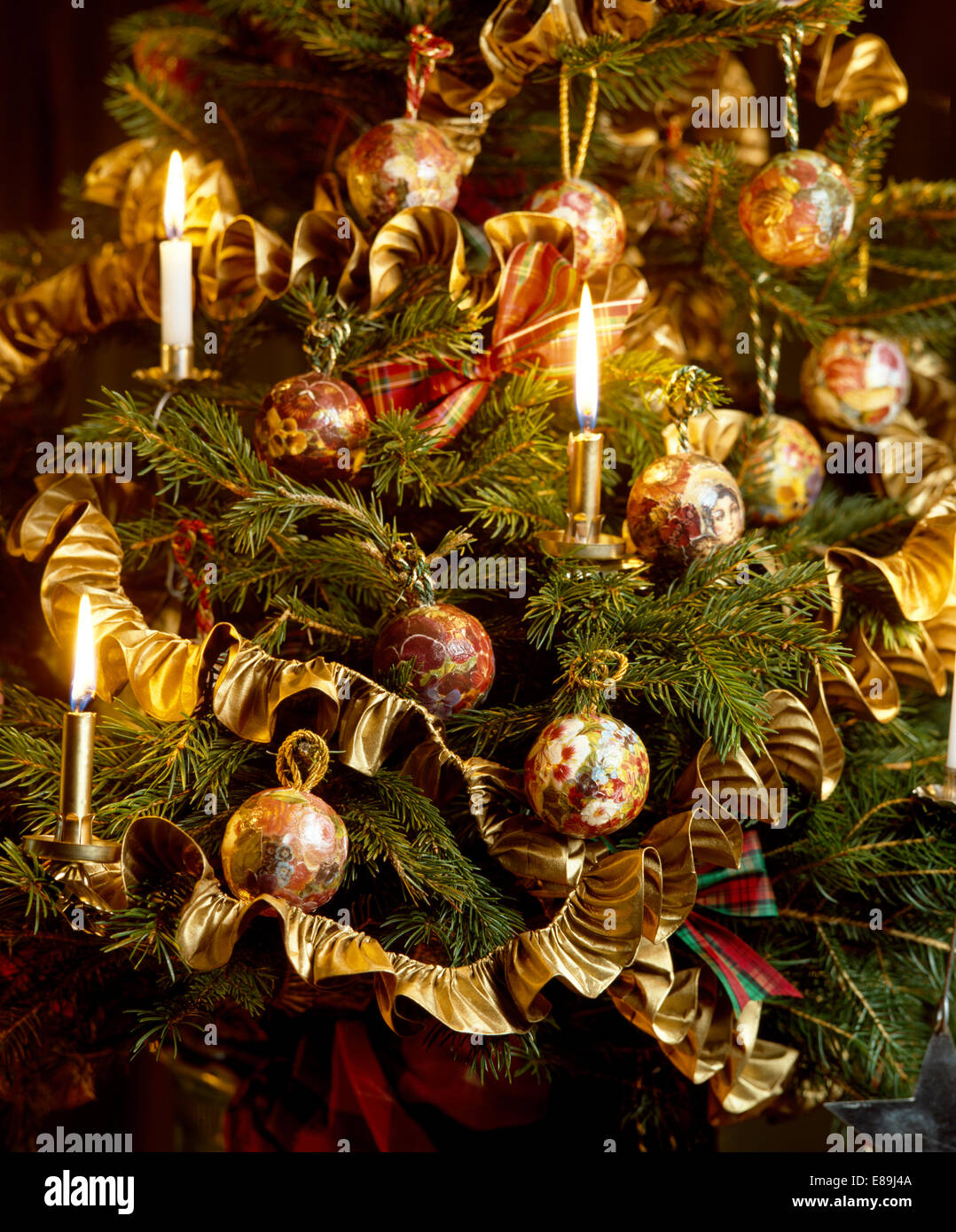 Still-Life de árbol de Navidad con velas y oro con cinta de papel mache  chucherías Fotografía de stock - Alamy