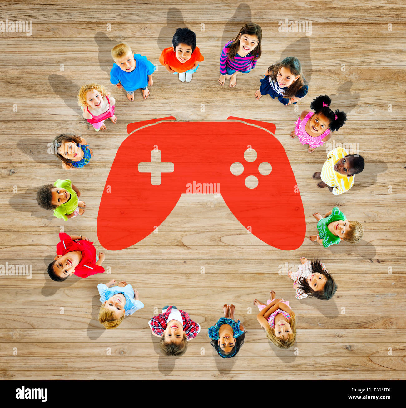 Grupo multiétnico de niños con concepto de juego Foto de stock
