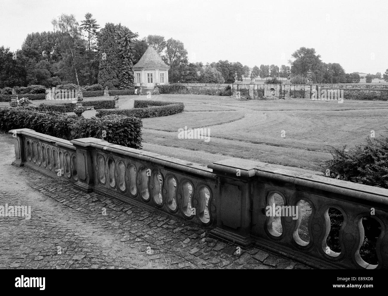 Achtziger Jahre, Schlosspark von Schloss Schwoebber en Aerzen-Koenigsfoerde, Weserbergland, Niedersachsen, heute Schlosshotel Muenchhausen Foto de stock