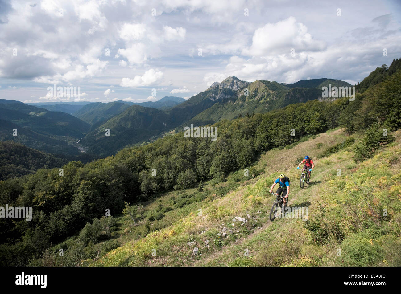 Dos ciclistas de montaña en el camino, Slatnik, Istria, Eslovenia Foto de stock