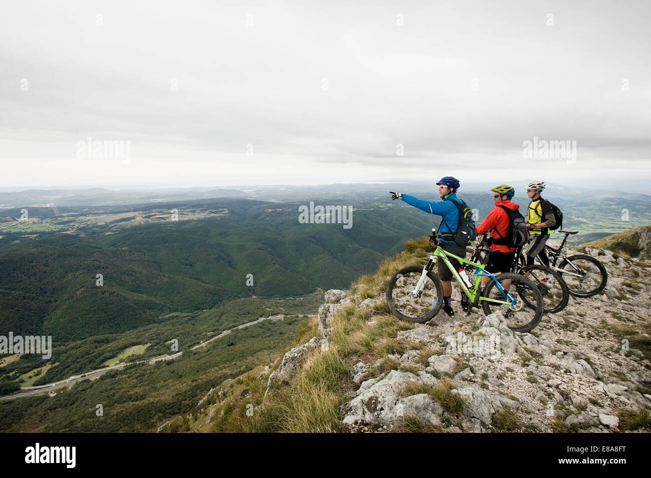 Tres ciclistas de montaña mirando a ver, valle de Vipava, Istria, Nanos, Eslovenia Foto de stock