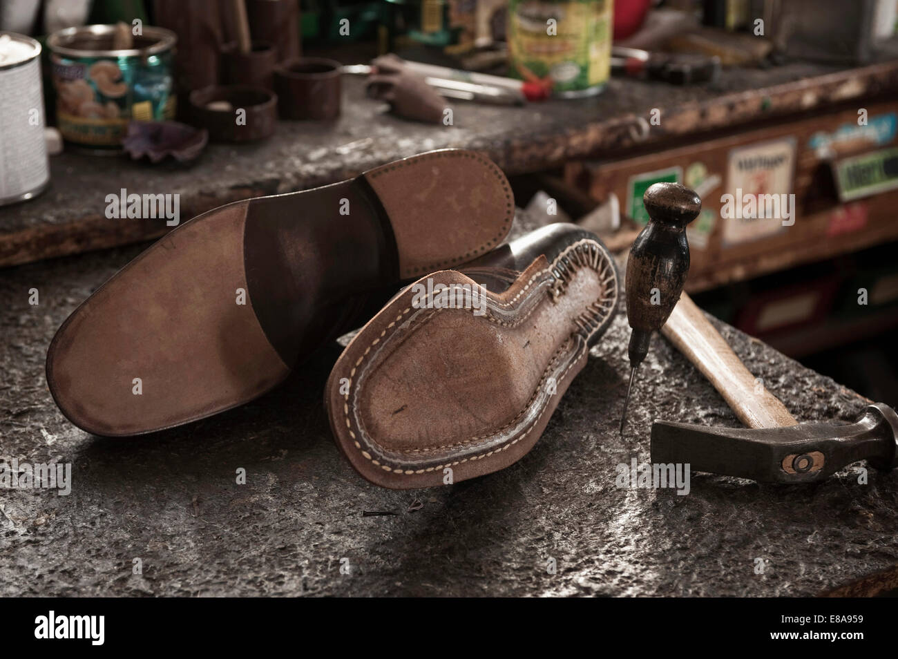 Par de zapatos de cuero, lezna y martillo en un zapatero de la tienda  Fotografía de stock - Alamy