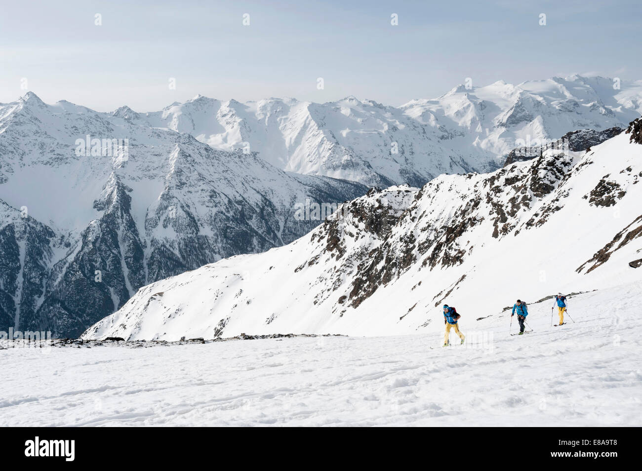 Los esquiadores Alpes invierno cross-country Foto de stock