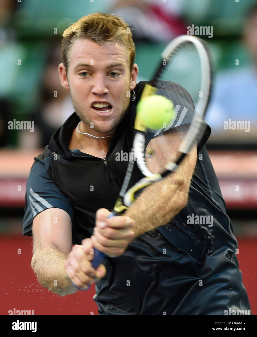 Tokio, Japón. 3 Oct, 2014. Jack Sock de los Estados Unidos golpea un retorno durante la quarterfinal coinciden en el Rakuten Japan Open tenis Campeonato 2014 contra Benjamin Becker de Alemania en Tokio, Japón, 3 de octubre de 2014. Crédito: Stringer/Xinhua/Alamy Live News Foto de stock