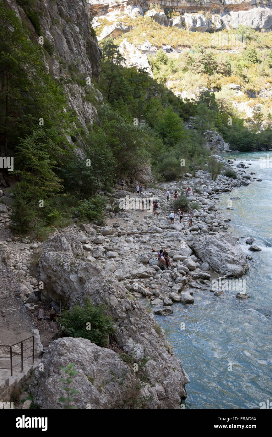 Una playa de guijarros en las gargantas del Verdon (Alpes de Haute Provence - Francia). Plage de galets" dans les Gorges du Verdon. Foto de stock