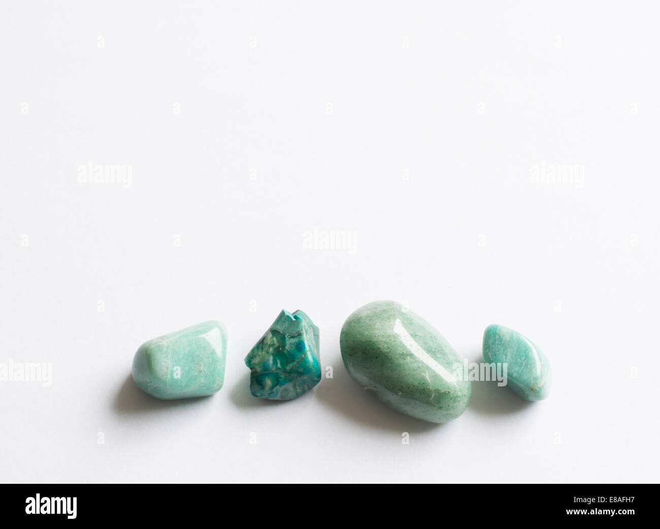 Verde cuatro piedras semi-preciosas. Turquesa, venturina, amazo sobre fondo blanco. Foto de stock