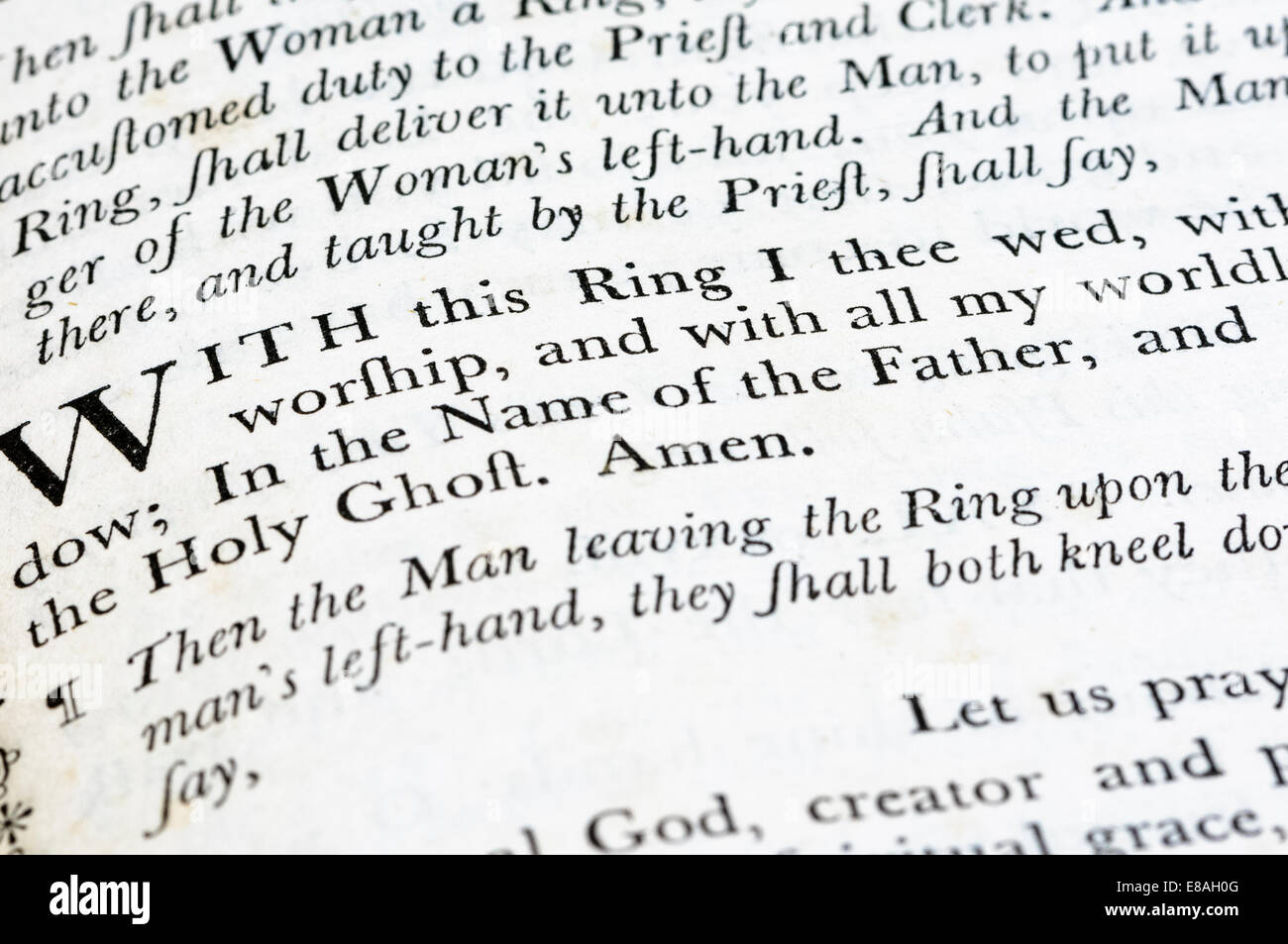 Servicio de matrimonio en una versión antigua del Libro de Oración Común (CofE) Foto de stock
