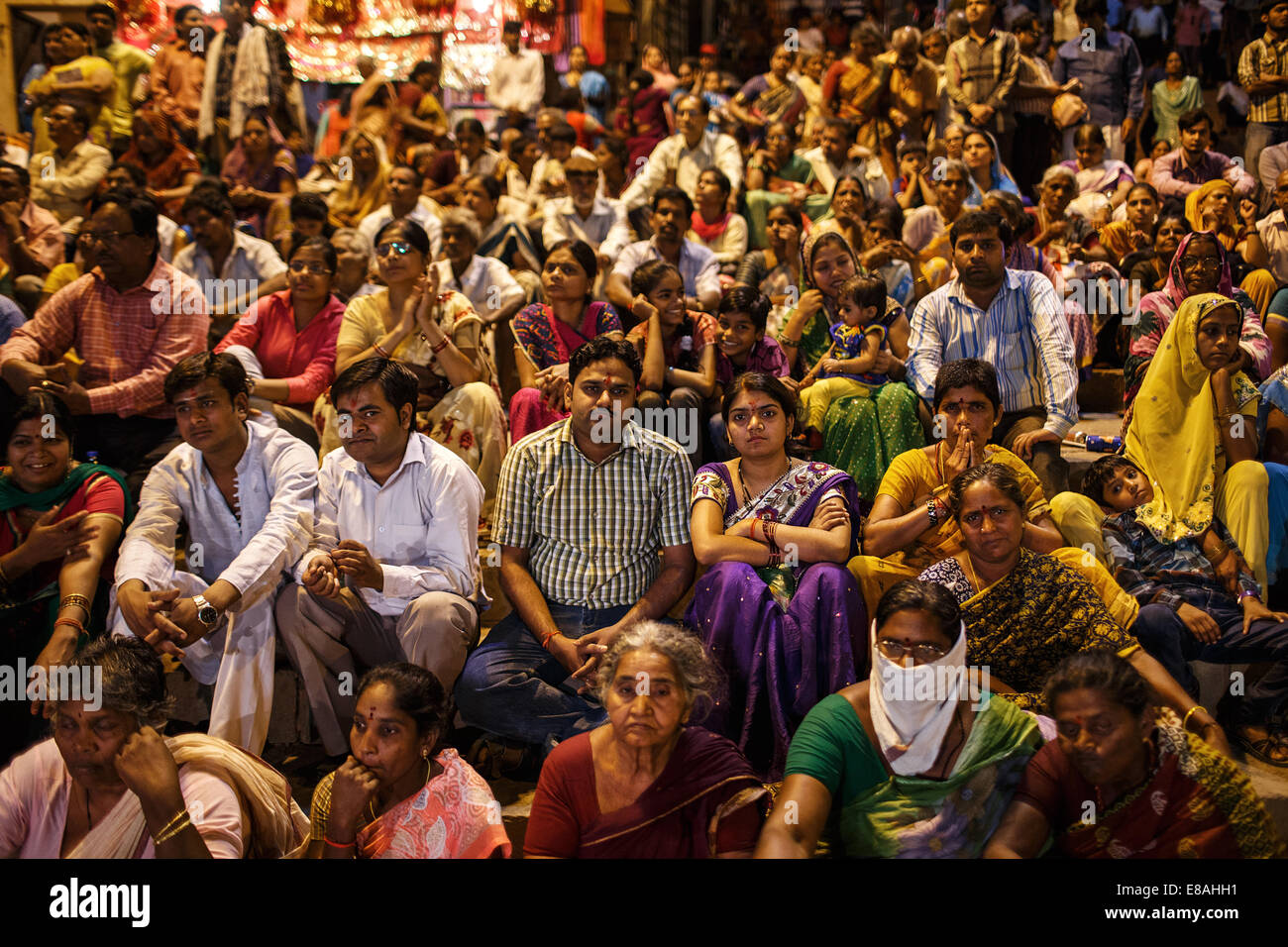 Una multitud de gente esperando Ganga Aarti ceremonia para iniciar en el main ghat de Varanasi, en India. Foto de stock