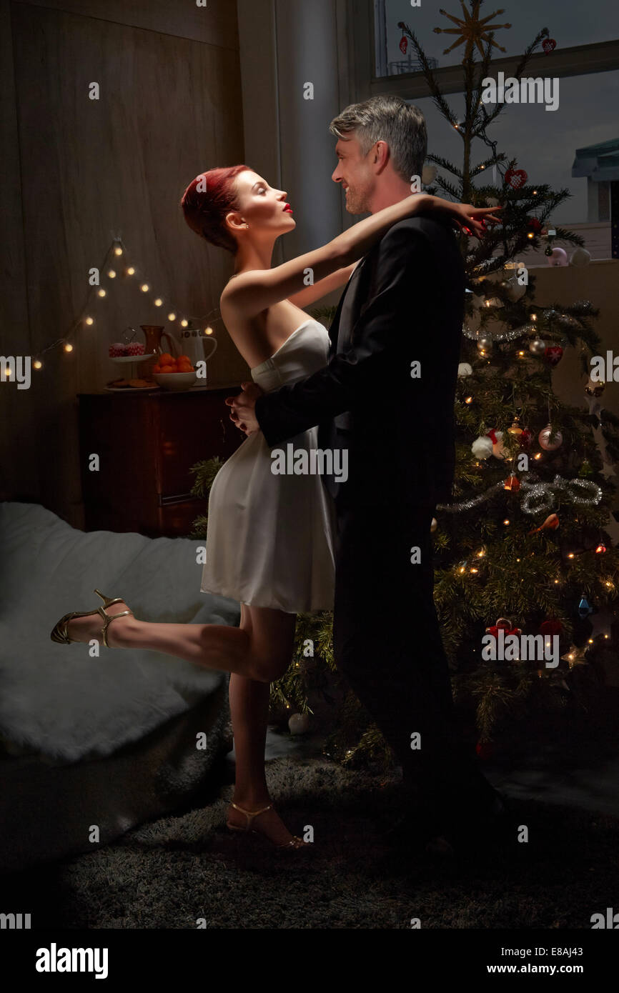 El esposo y la esposa de baile por árbol de Navidad Foto de stock