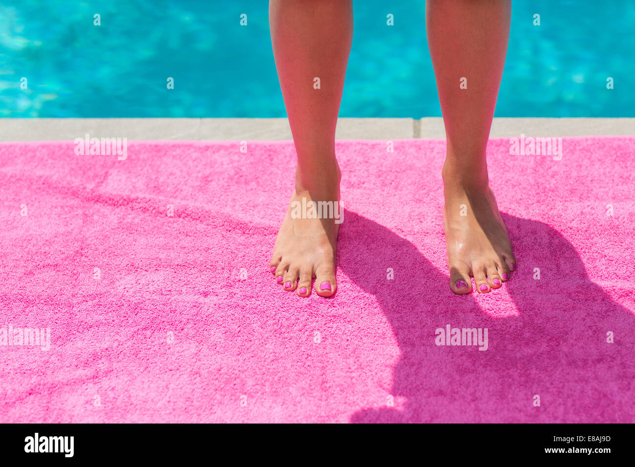 Captura recortada de jóvenes muchachas, piernas y pies de pie en rosa toalla  de playa piscina Fotografía de stock - Alamy
