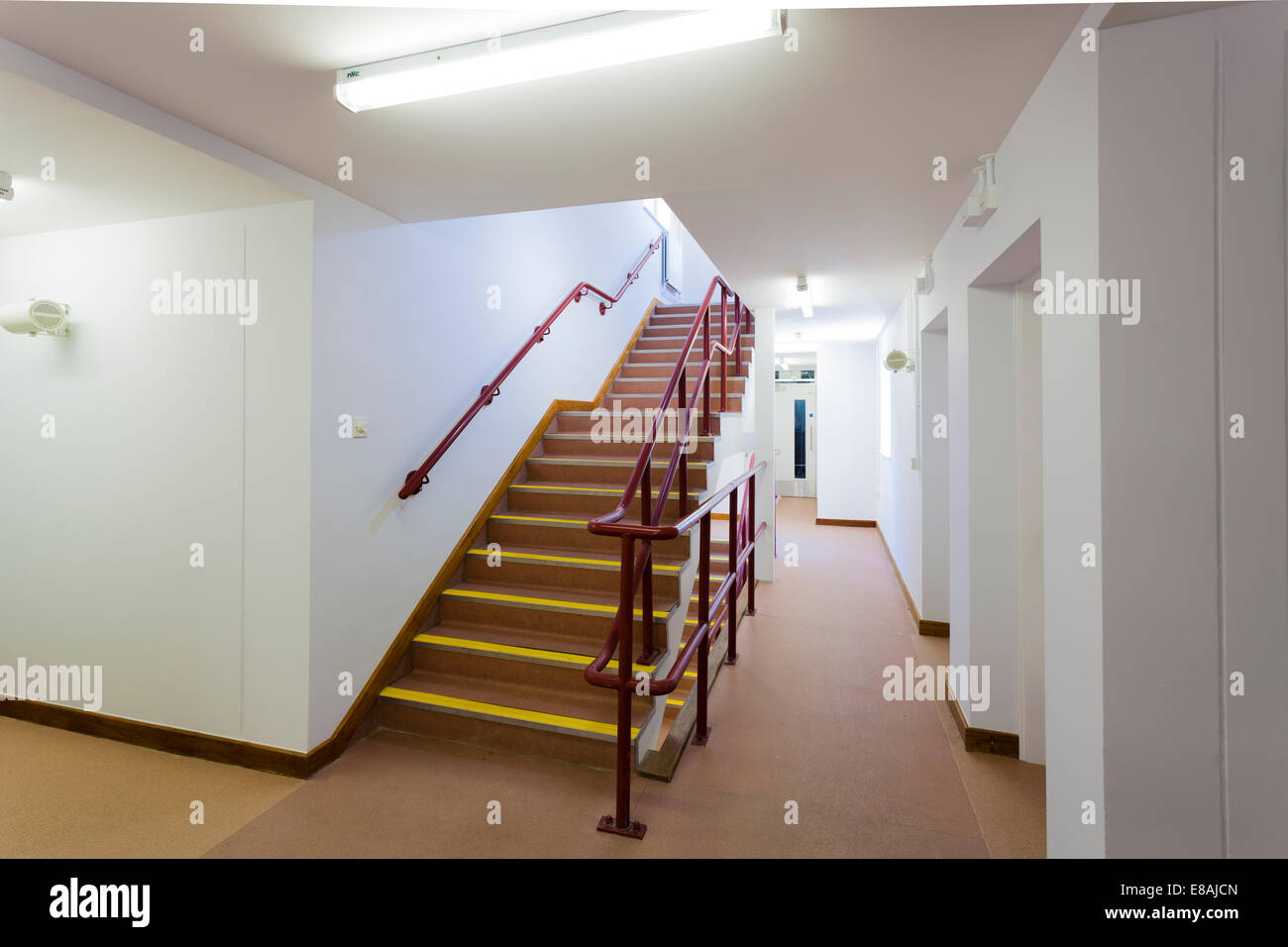 La escalera y el pasillo dentro de los cuarteles del ejército. Foto de stock