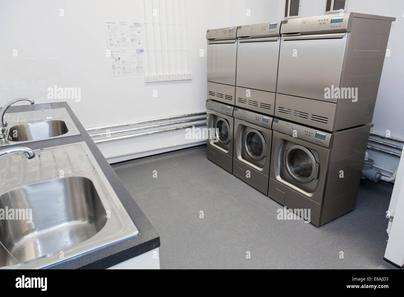 Comunal de sala de lavandería con lavadoras y secadoras. Foto de stock