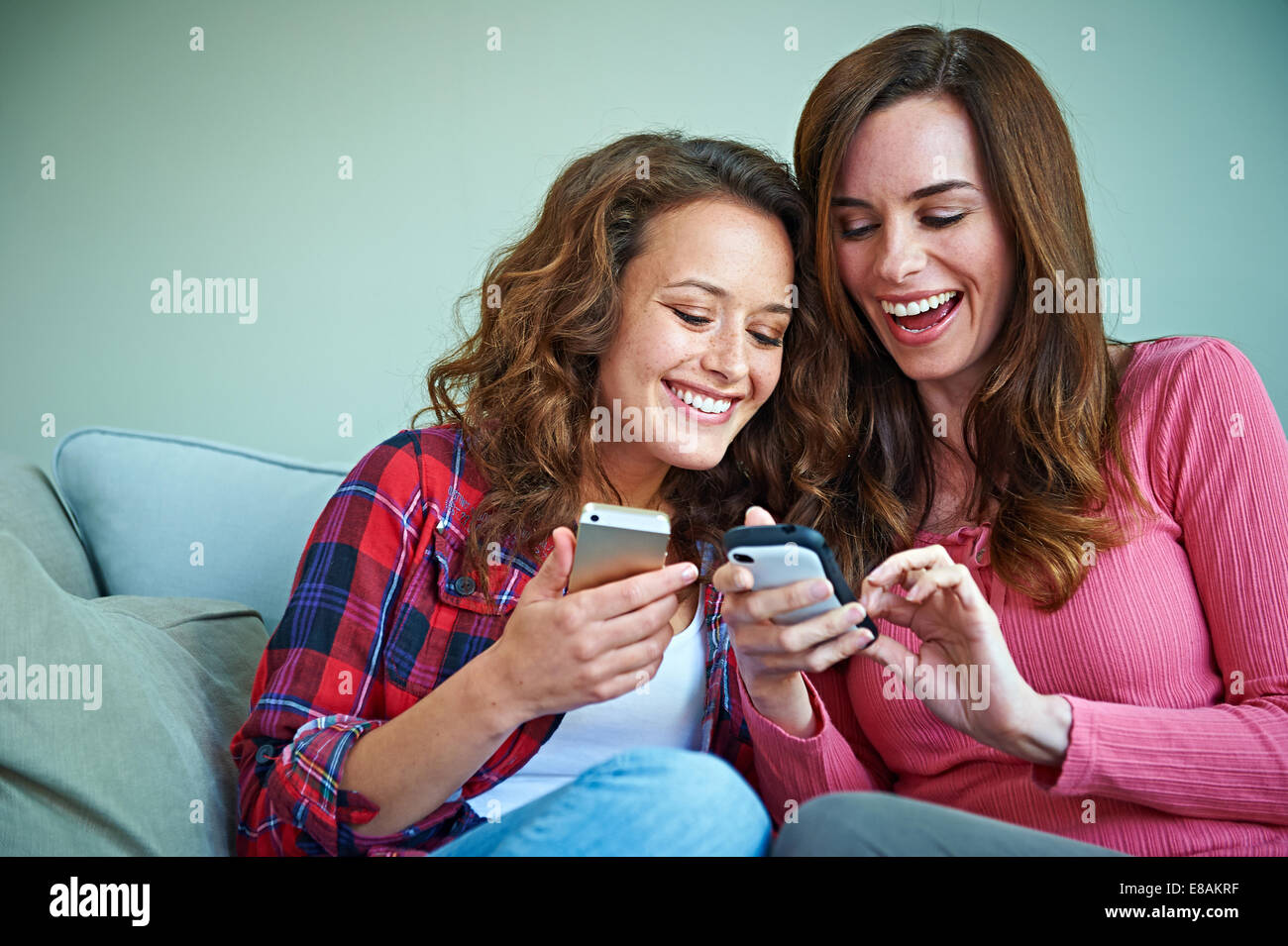 Amigos utilizando el teléfono celular y las redes en juntos Foto de stock