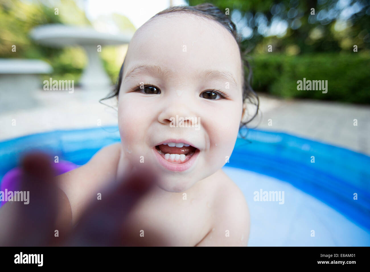 Cerrar cándido retrato de una niña en la piscina Foto de stock